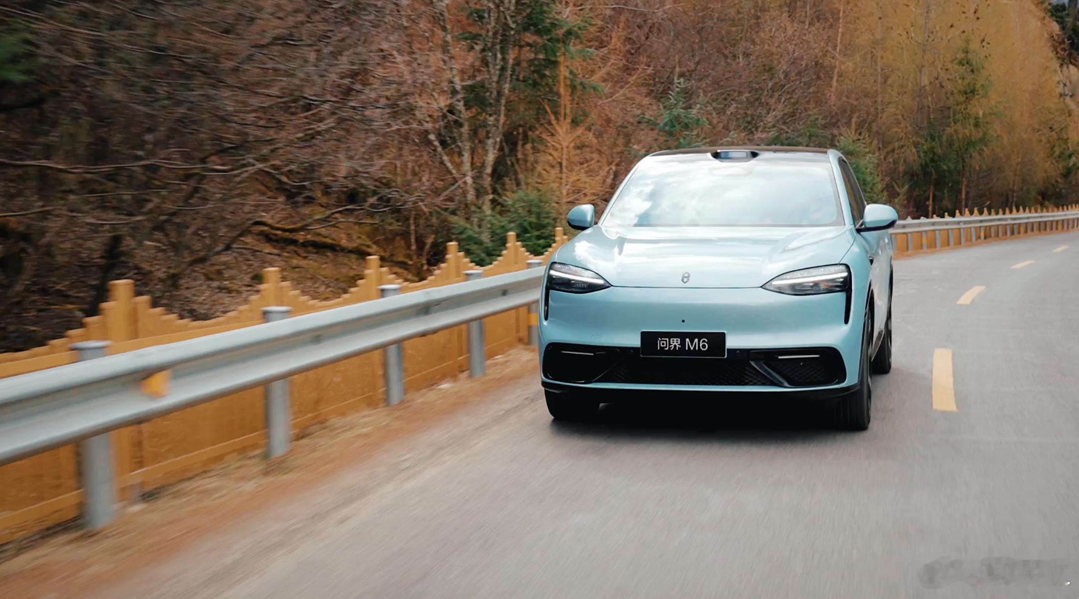 问界M6动态评测首发鸿蒙智行春季新品发布会动态评测中，问界M6在颠簸路面上依旧保