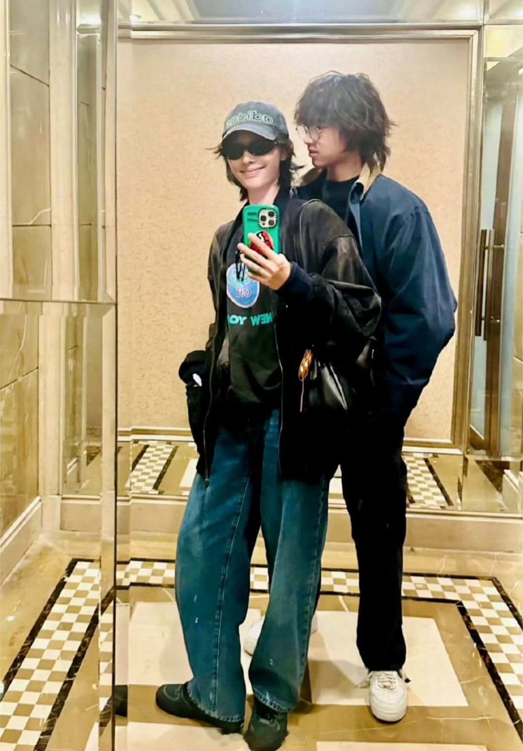 白百何带两个儿子回国白百何的新家庭幸福又温馨，真替她感到高兴，大儿子元宝如今已是