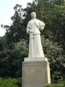绍兴市最出名的十大人物：

### 秋瑾：巾帼不让须眉的革命先驱

秋瑾（187