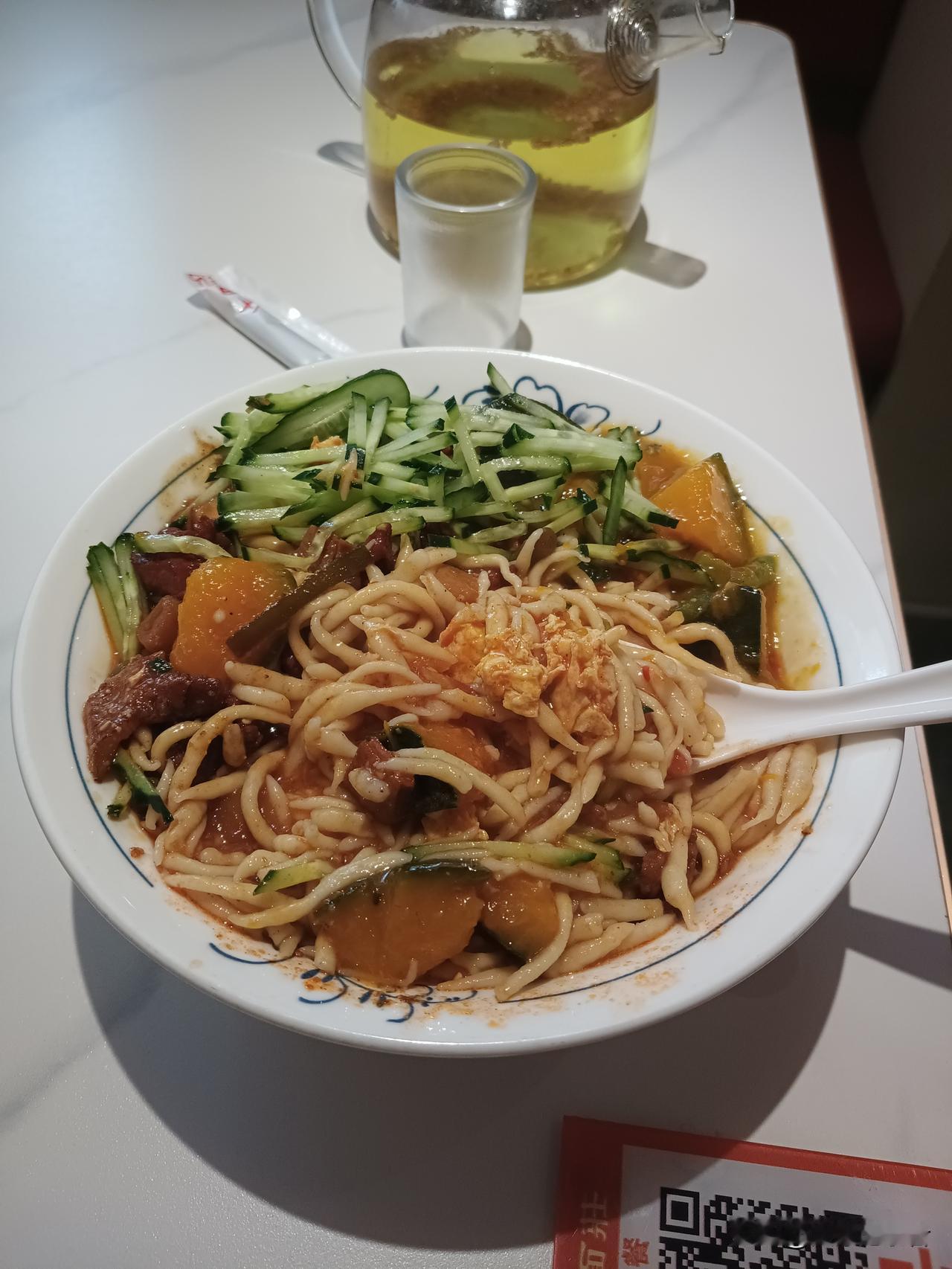 写了首小诗“面食赞”，请多指教[作揖]。
世间美味万万千
唯有此物沁心田
唇齿留