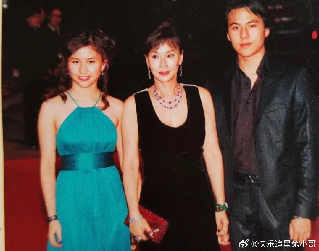 赌王三太陈婉珍与儿子何猷启、女儿何超莲合照，陈婉珍身穿U领黑色礼服，再加上耳环、