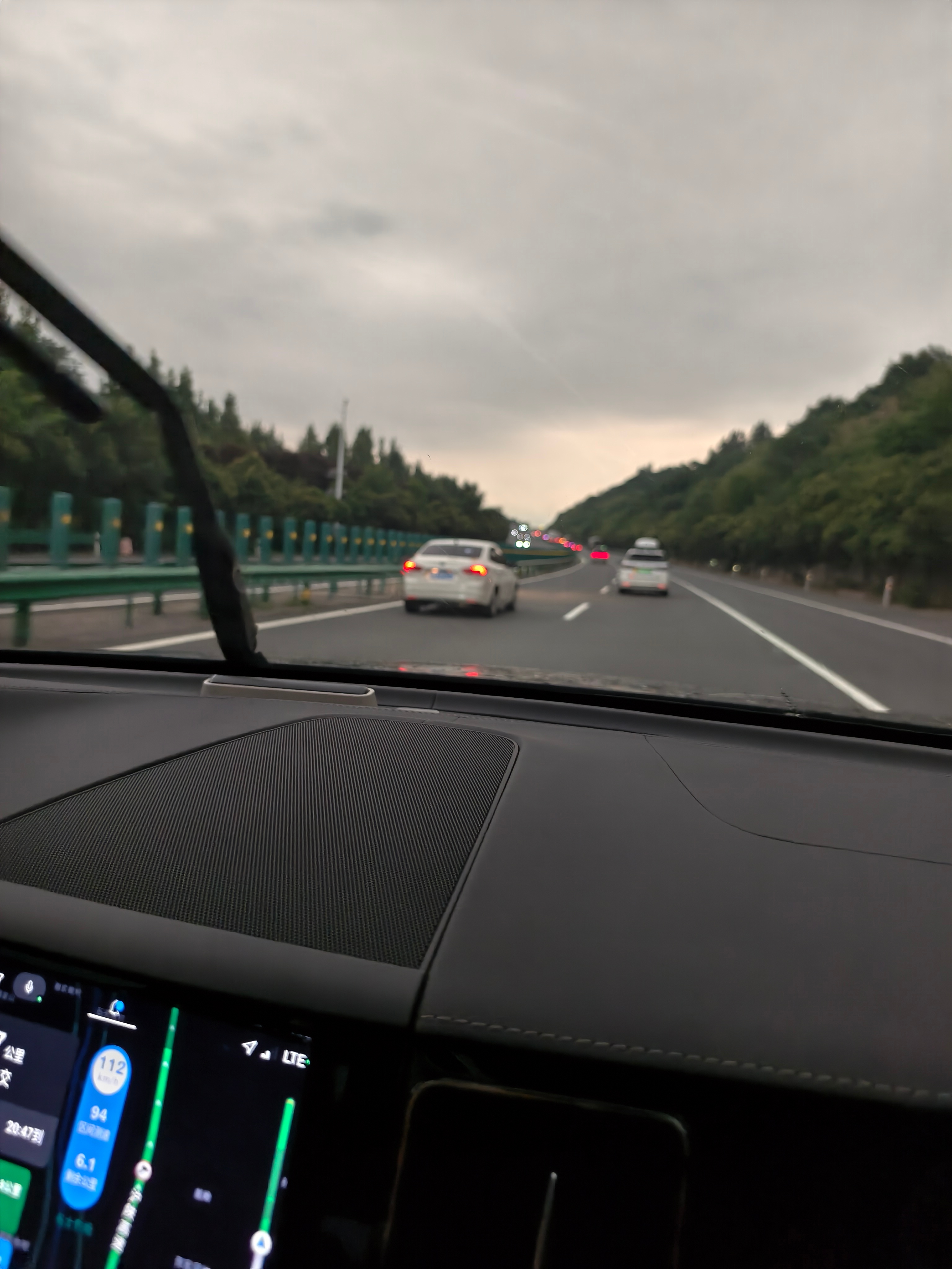形成了刻板印象，长这样的白色车，喜欢跑快车道但又不提速