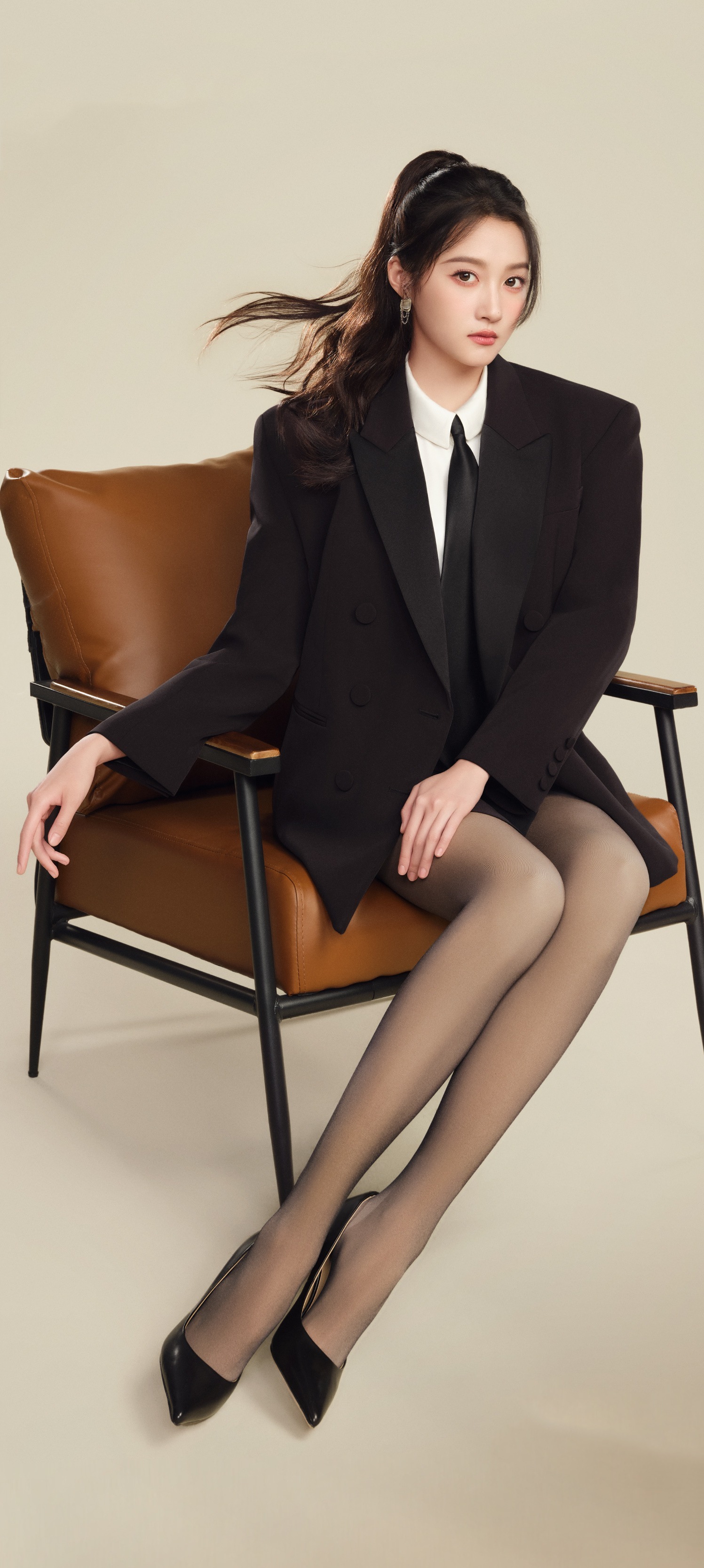 关晓彤高清手机全屏壁纸，丝袜妆造大长腿 