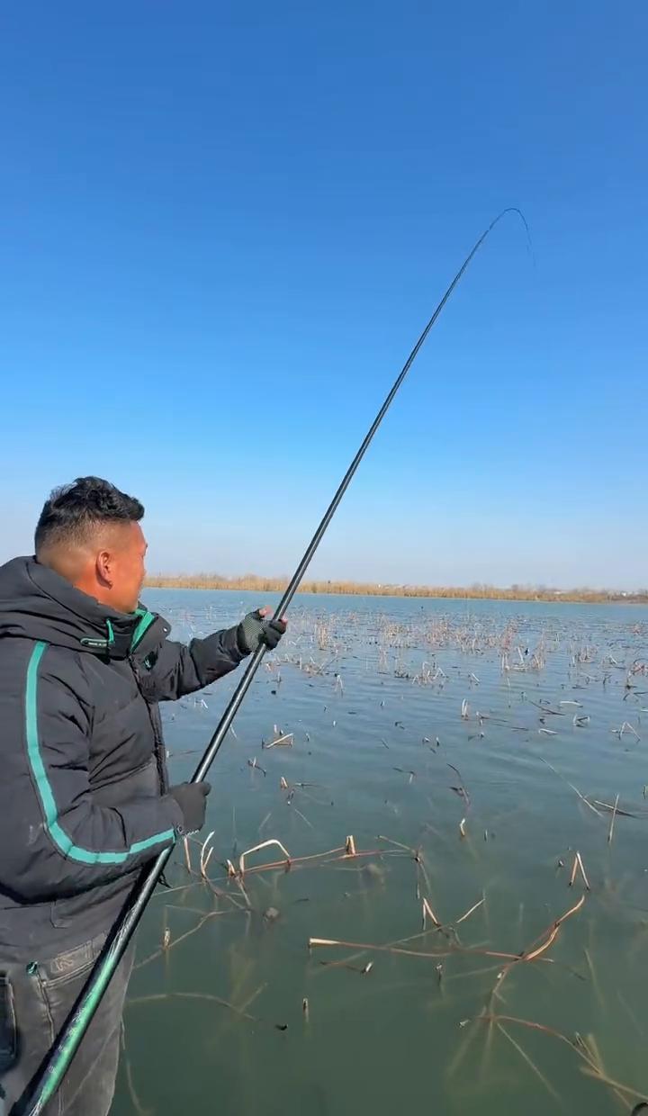 我今天刷到个帖子，差点没把我气乐了。
一位钓友兴高采烈地晒他用光威晨湖plus钓