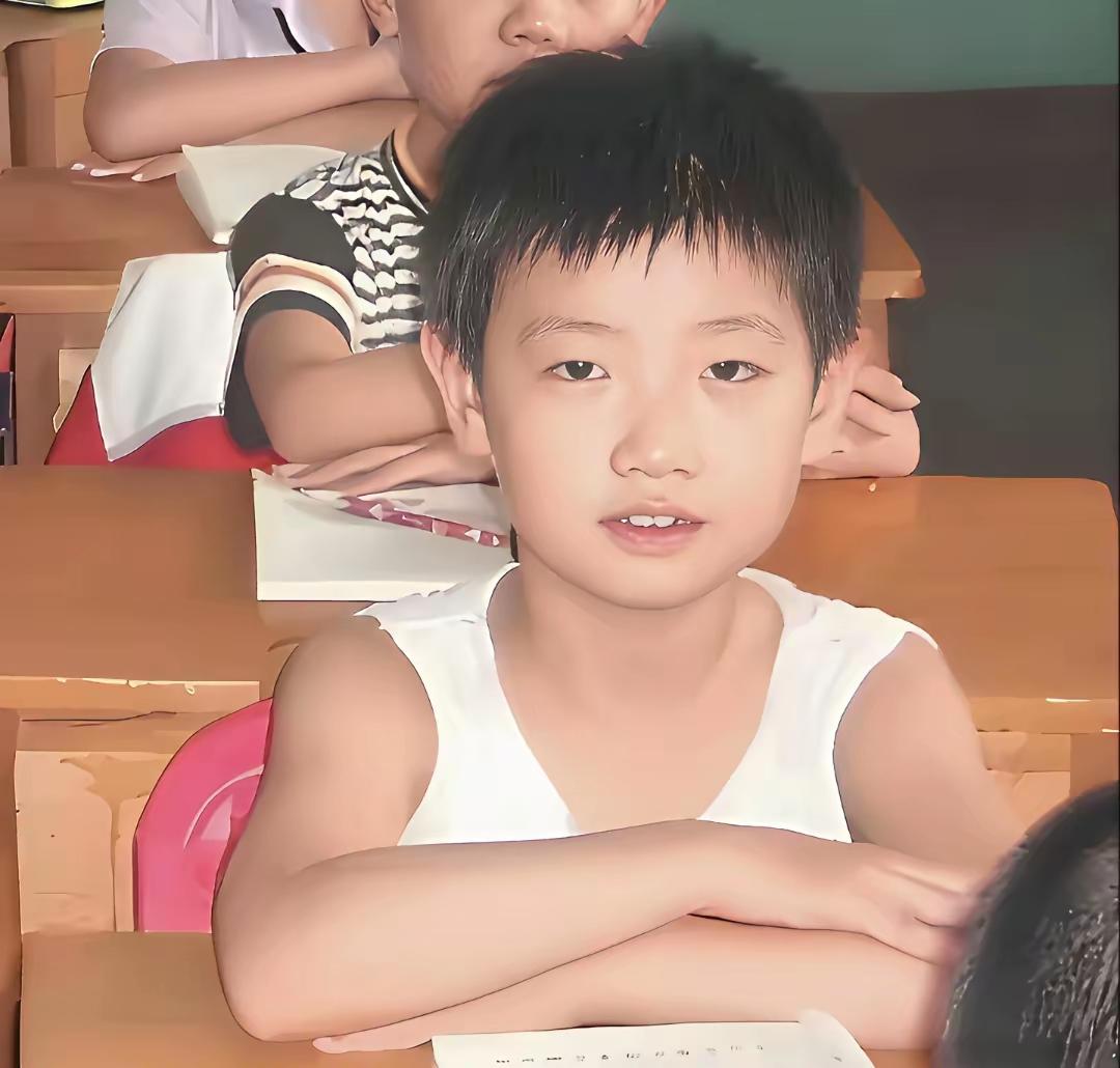 邻家女孩孙颖莎
她是一棵向阳花
清清爽爽自家人
明明白白中国心
一心为国来拼搏