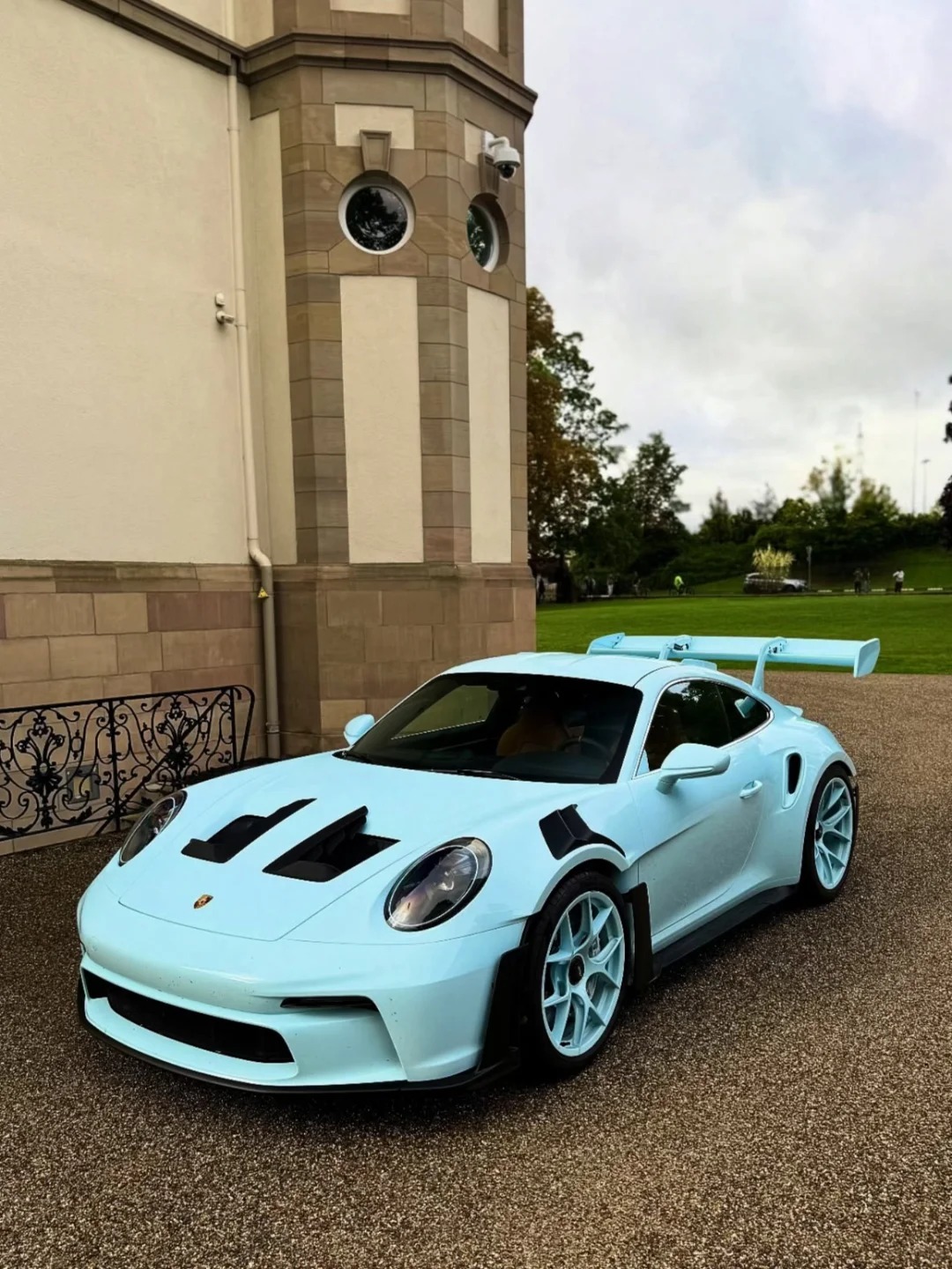 Porsche 992 GT3 RS这个配色很不错，但是轮毂我觉得没必要