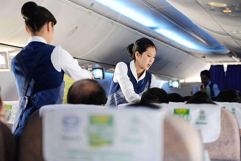 中国航协回应东航空姐跪地道歉事件
这件事看完，心里挺有感触。
 
以前总觉得，空