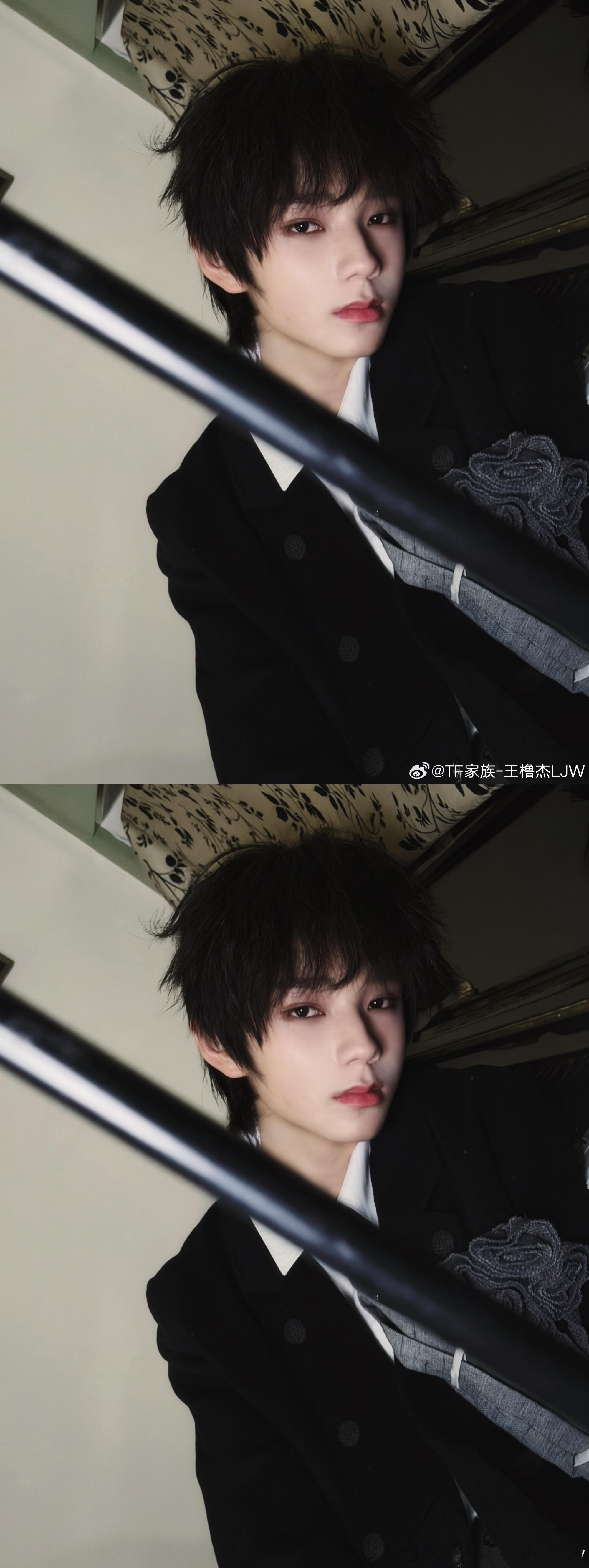 王橹杰捧红玫瑰花王橹杰今日份新鲜营业，手捧红玫瑰花的王子啊