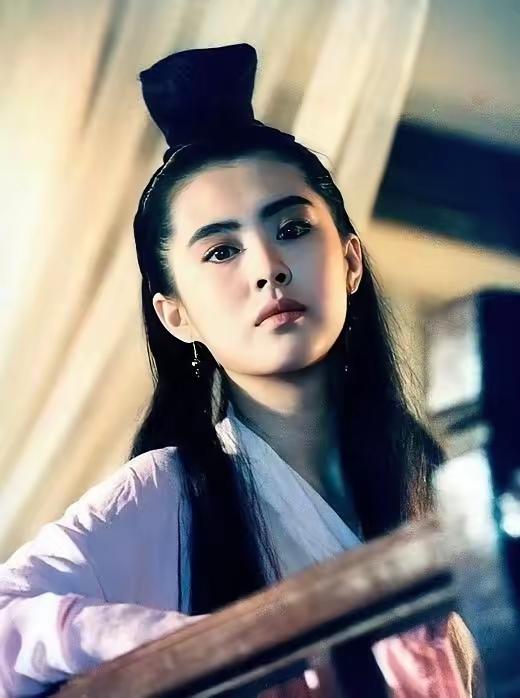 1987 年，20 岁的王祖贤凭《倩女幽魂》里的聂小倩一角一举成名。那张经典剧照