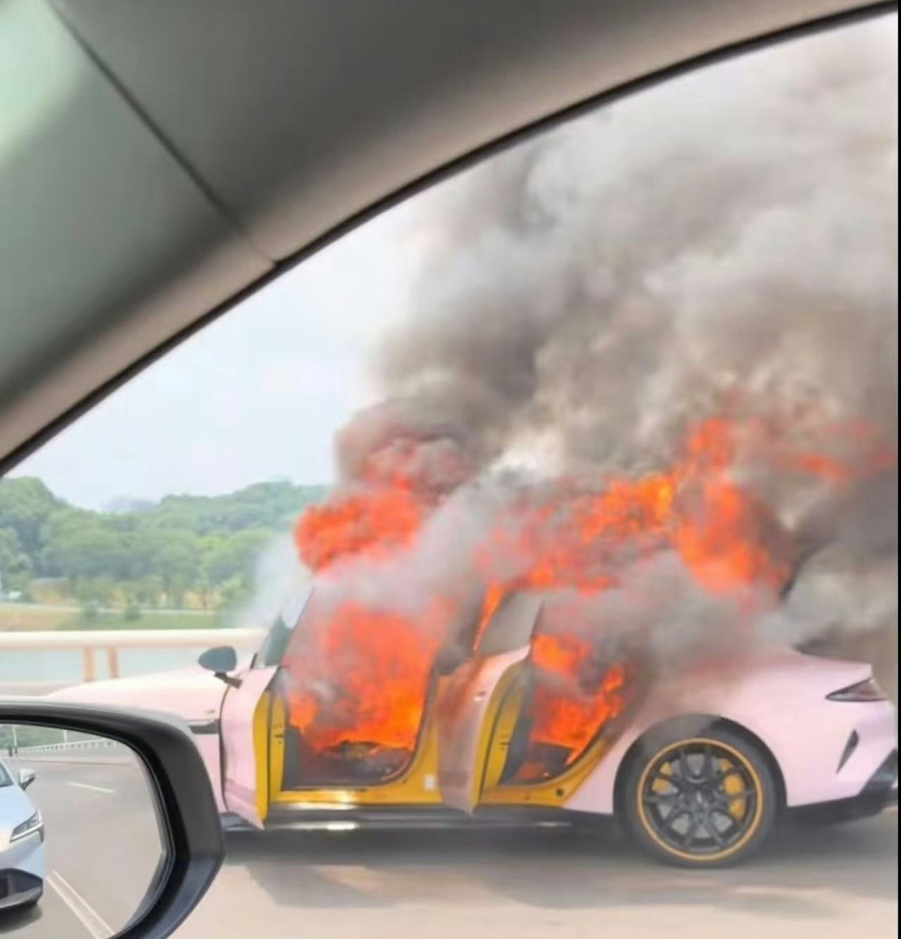 为什么小米声明他更方面都正常，但是他就是着火了南昌一辆小米SU7起火南昌一辆小米