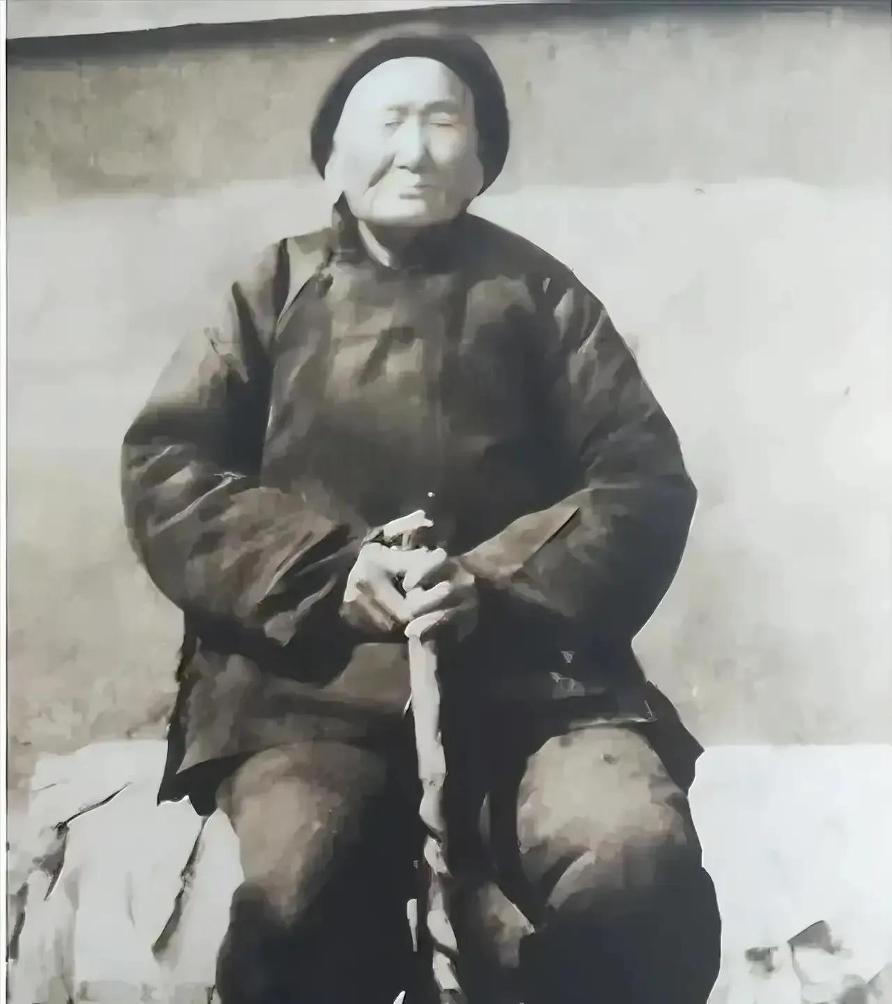 1941年，一位老妇人主动请当汉奸的侄子吃饭。突然，她神秘兮兮地说：“孩子，帮我