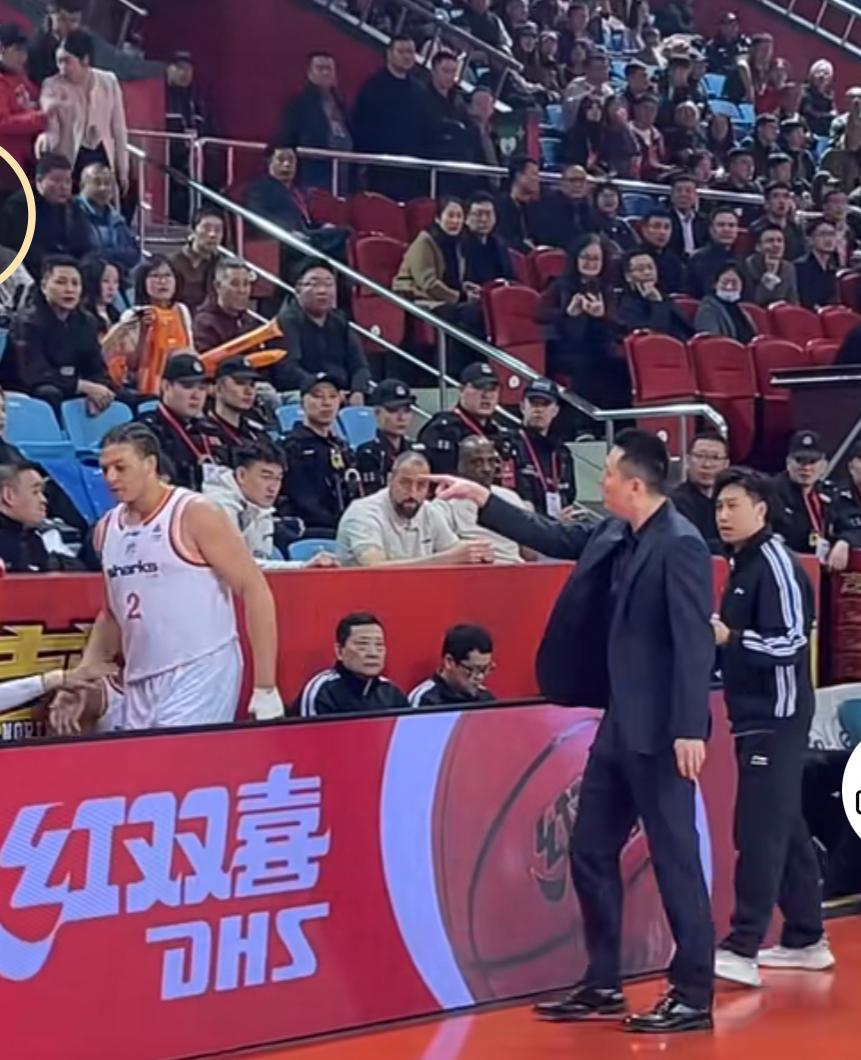 别因小事耗掉夺冠大势，上海队最该稳住的是内部

         今晚上海与吉林