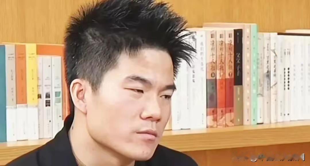 董宇辉又上热搜了，
这次不是因为卖货翻车，
而是自爆不会管理公司。他说自己快一千