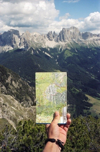 人虽然渺小，人生虽然短促，但是人能学，人能修身，人能自我完善，人的可贵在人自身。