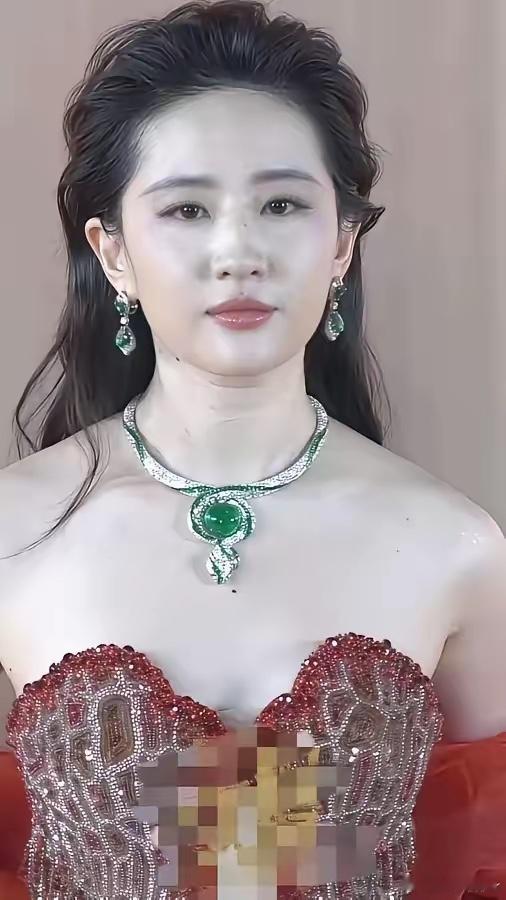 不得不承认刘亦菲这个人，哪儿哪儿都好就是有一个问题，估计她改不掉，就是作为内娱顶