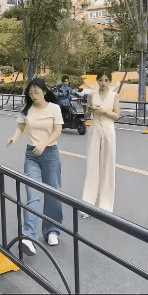 跨越栏杆是不文明行为，既不安全也没礼貌