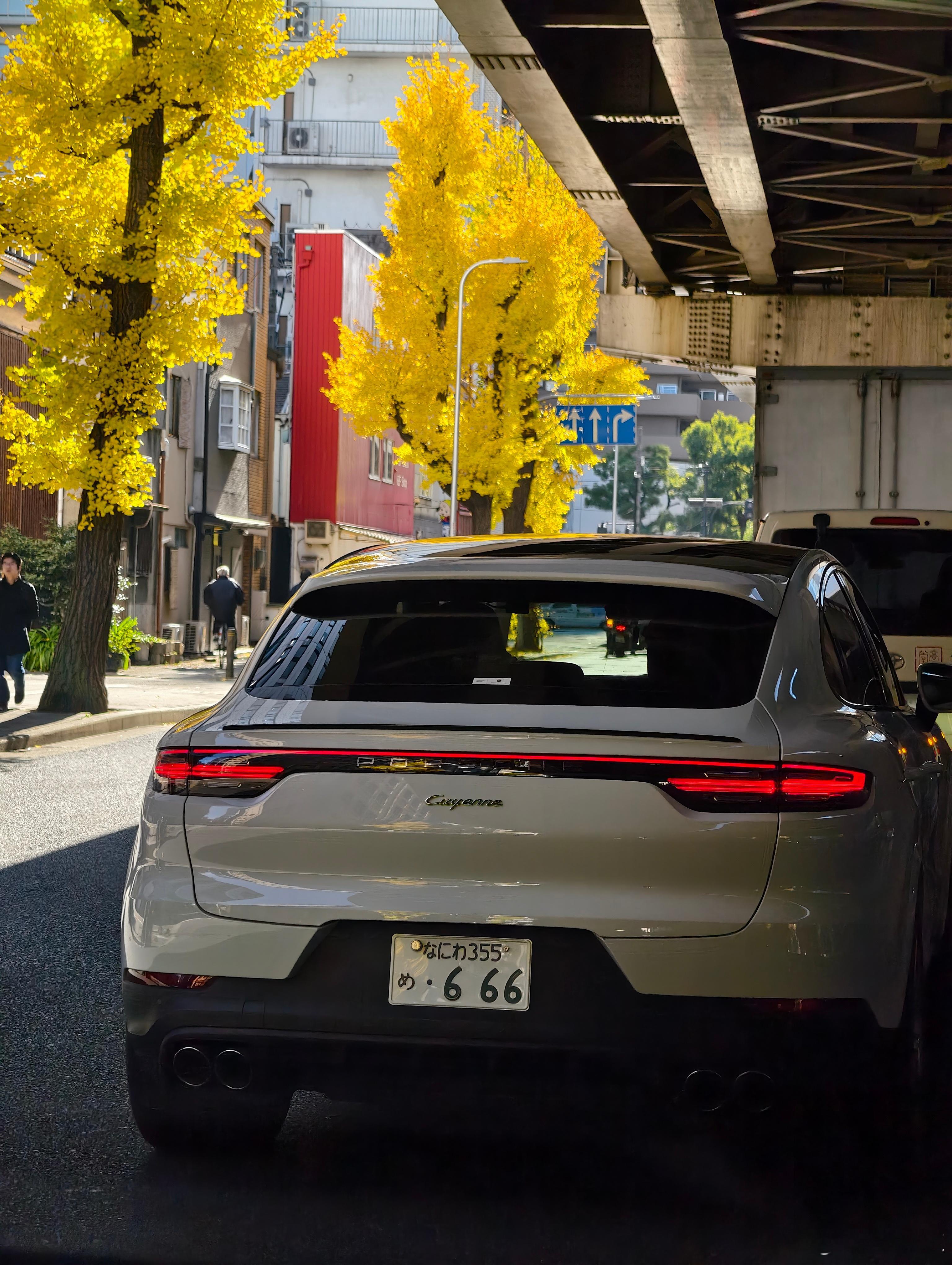 型车街拍最后一缕秋天📷 vivo X200 Ultra 日本·大阪