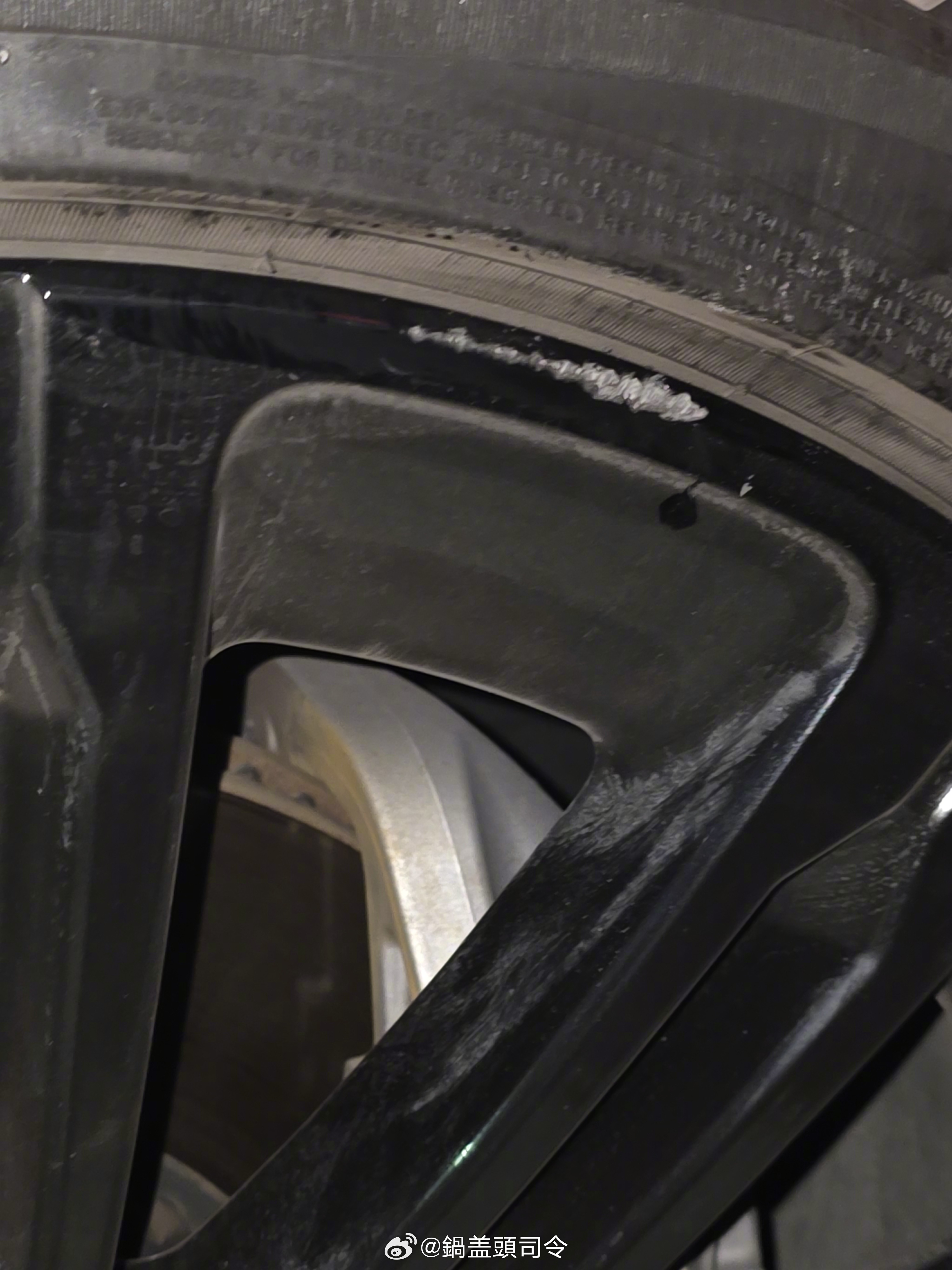 女司机给我把车轮毂蹭了，大家帮我看看怎么办？ 