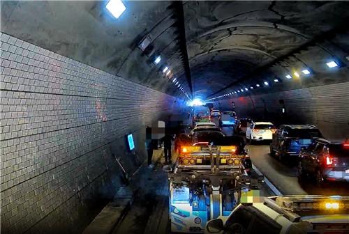 今天上午 8 点 8 分左右，韩国大田市西区观旨洞大田南部循环高速公路往山内 I