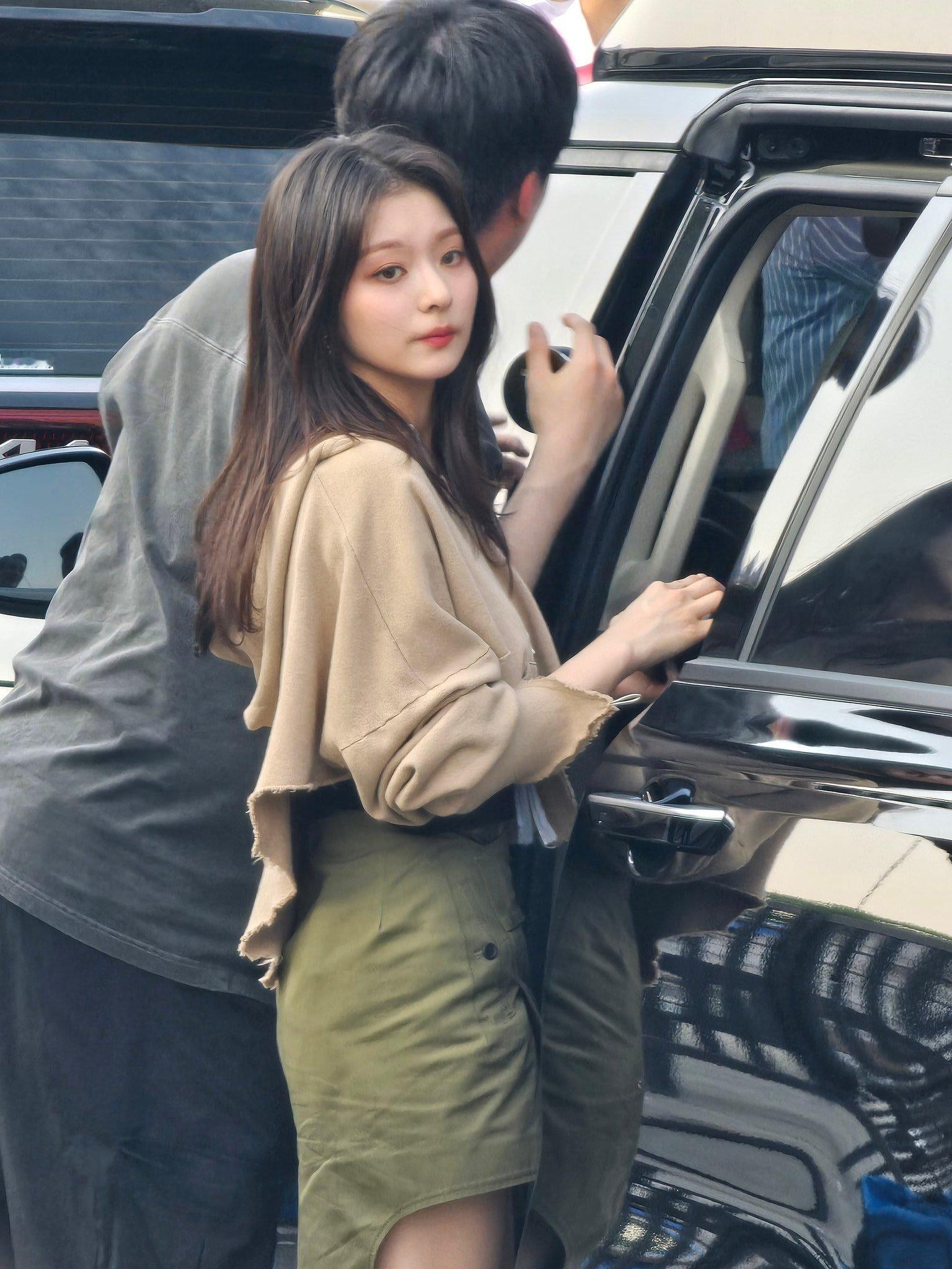 #李娜炅[超话]#🐣#蜜桃笑颜李娜炅# [图片]240504 Seoul Ro