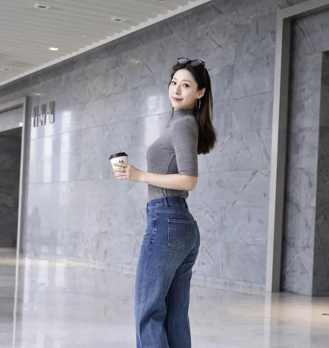 牛仔裤配咖啡，完美。。。咖啡时光，随性优雅，享受生活的每一刻。什么样的美人算是东