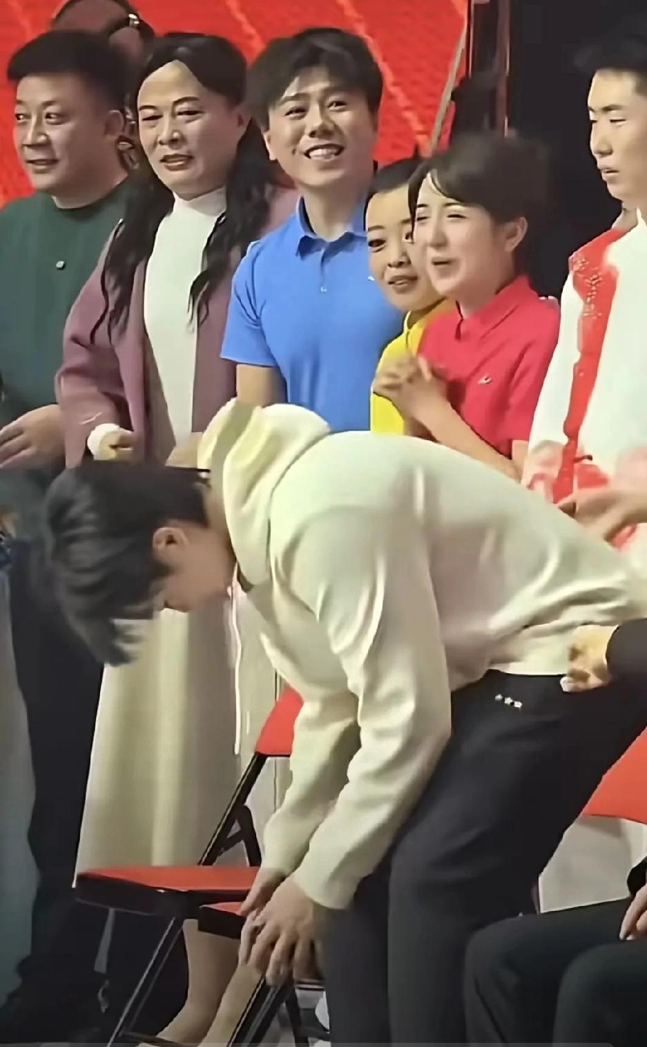 头哥这次来魏桥文艺晚会，没想到现场出现了一个搞笑的场景。

一位穿红衣的大姐，看