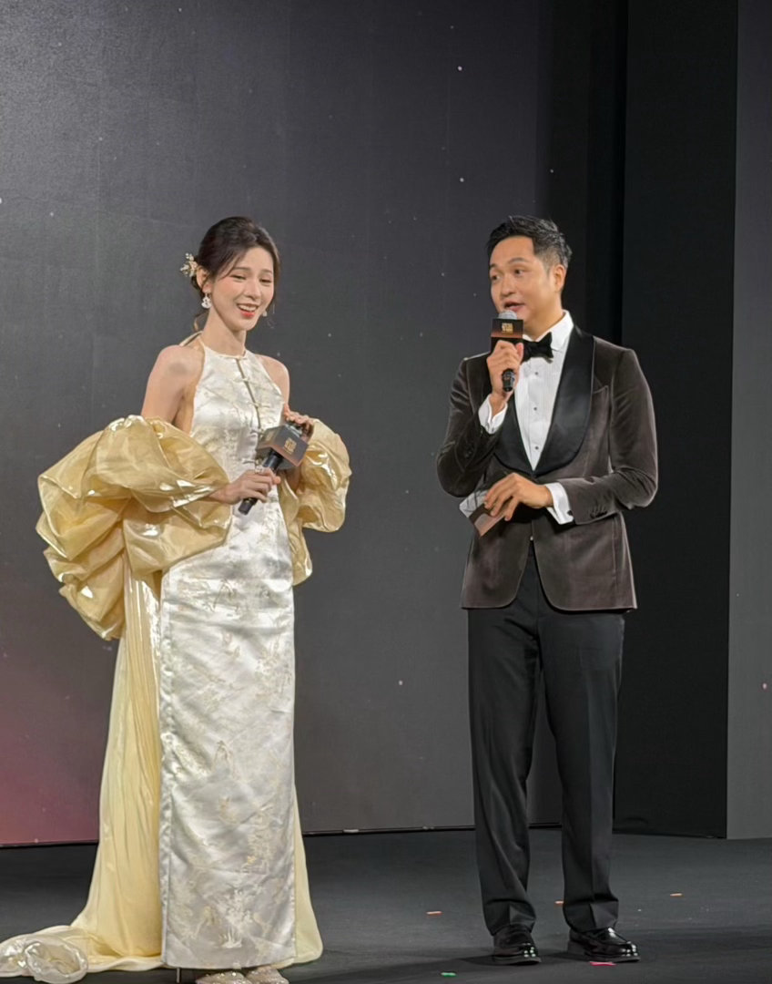 肯豆这组黑丝造型太有超模那味儿了 ​​​