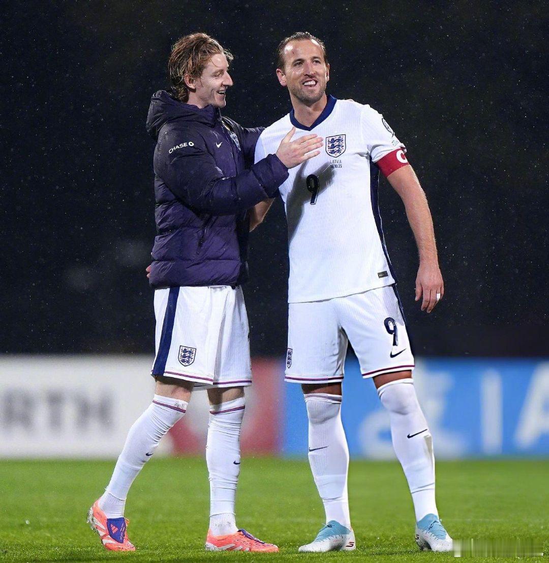 【国家队队友】本-雅各布斯：纽卡边锋戈登与拜仁前锋凯恩就转会事宜进行了交流，虽然