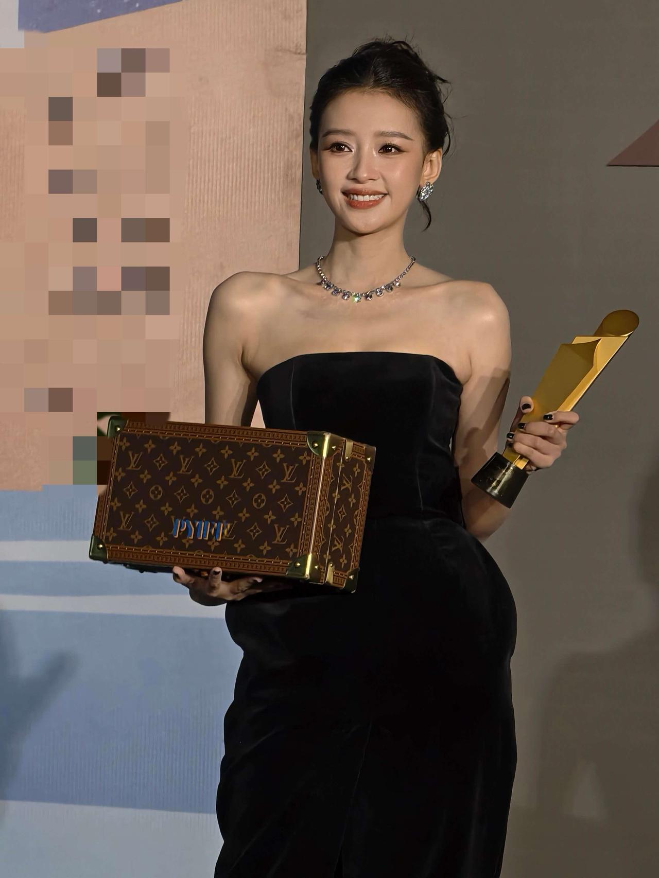 我问我老公，孙怡拿下平遥影后，这个奖含金量高吗？
老公撇了撇嘴说，这不是主流奖项