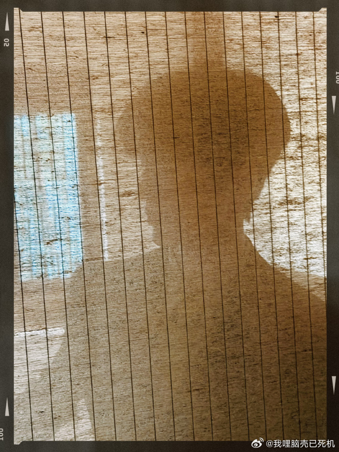 张凌赫视界大会造型出图张凌赫何苏叶上班卡 张凌赫视界大会造型出图，张凌赫何苏叶上