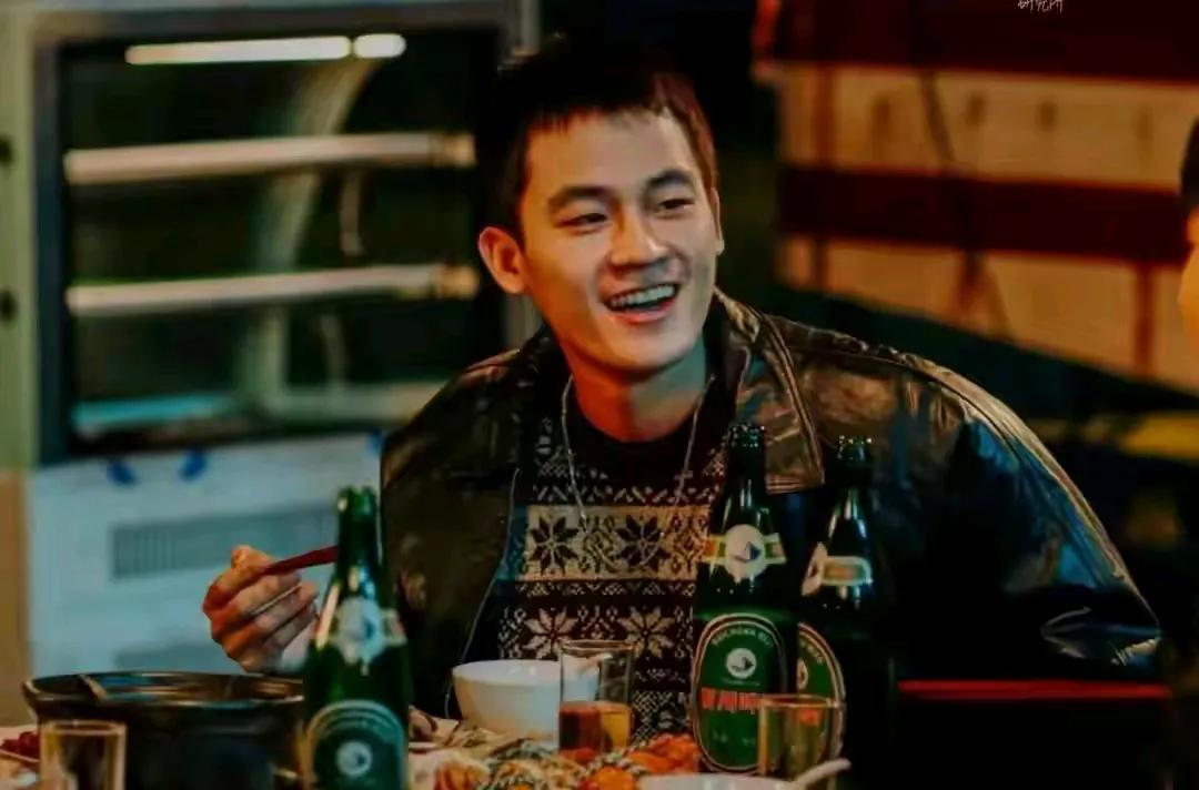 近期只要是影视剧，多半都有他担任主演！

特别是当我们打开电视机，看电视剧时，不