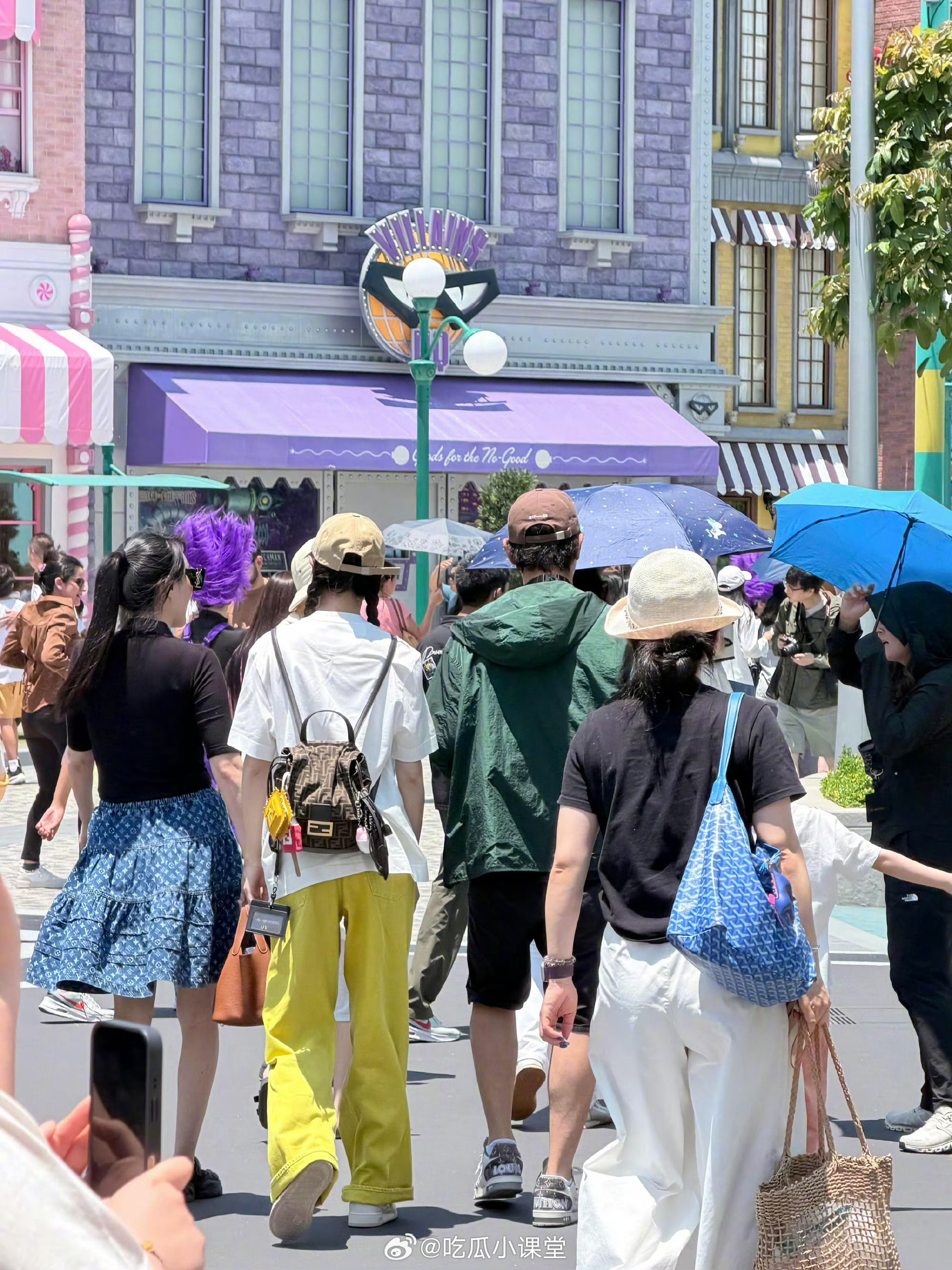 唐嫣罗晋的女儿都这么大了 唐嫣41岁素颜出街被拍到，穿个亮黄休闲装扎着头发，瘦瘦