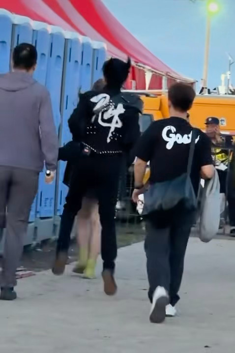 完全小孩上个厕所都蹦蹦跳跳的 