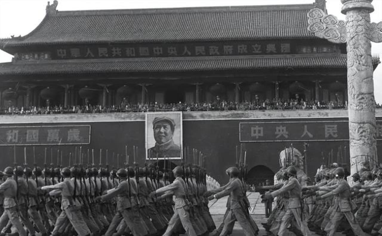从1949年的第一次阅兵到2025年的第19次阅兵，从一开始的武器军备万国牌，到