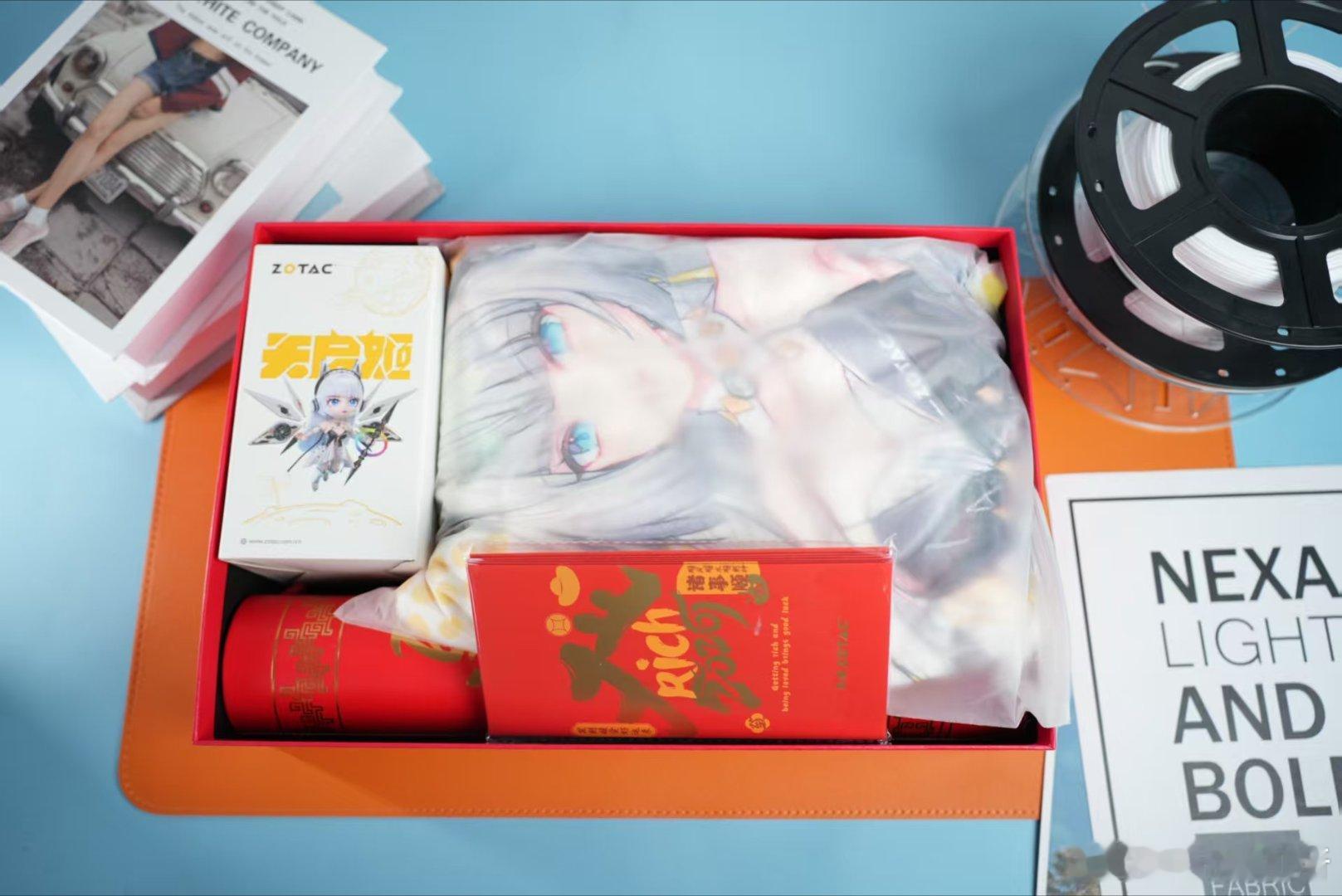 索泰2026新春礼盒开箱，满满的年味美学，红金配色衬着天启姬的灵动，从定制周边到