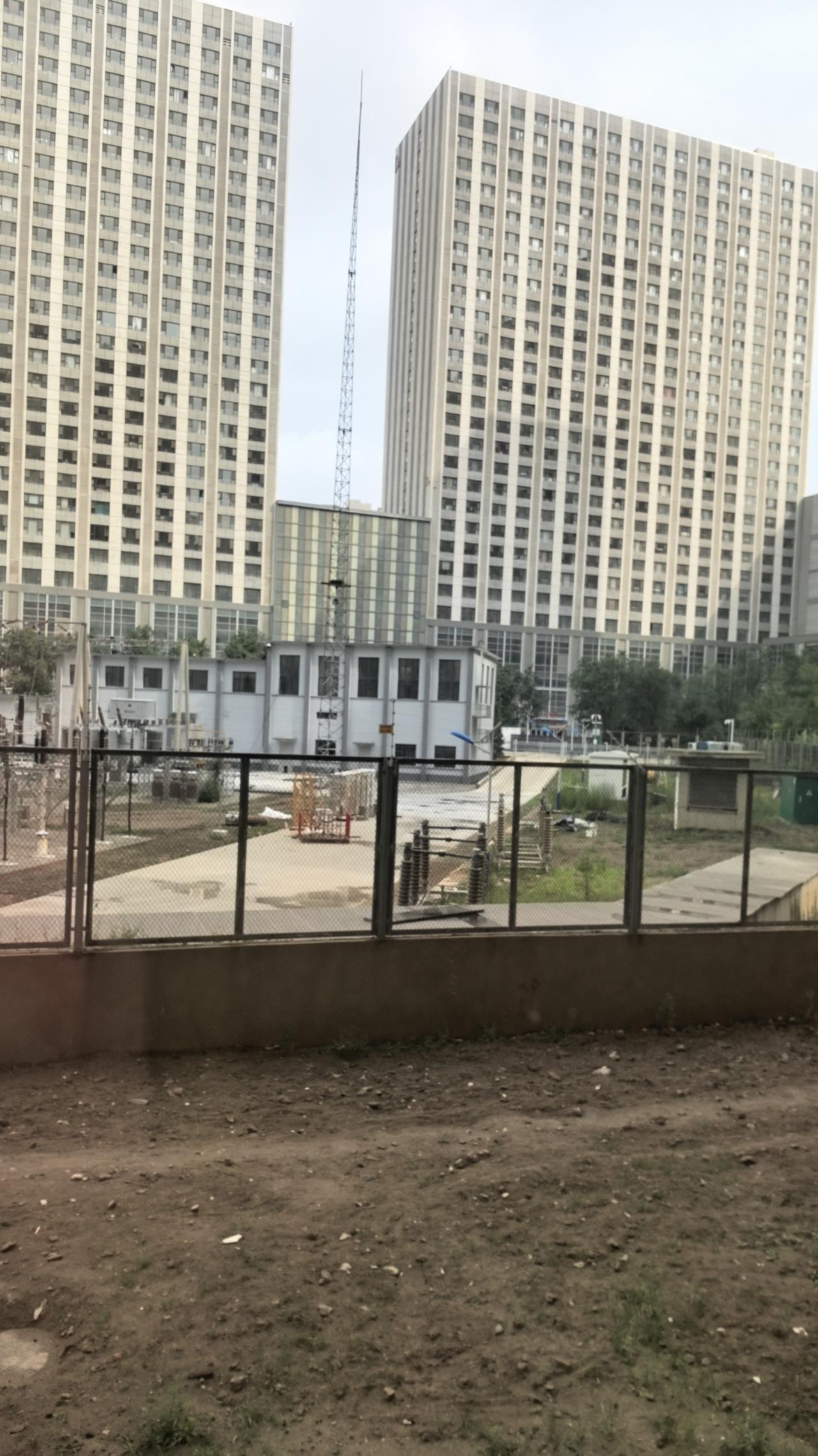 今天早上，一位同学说，她弟弟的孩子过两年该上小学了，听邻居建议，去呼和浩特市新城