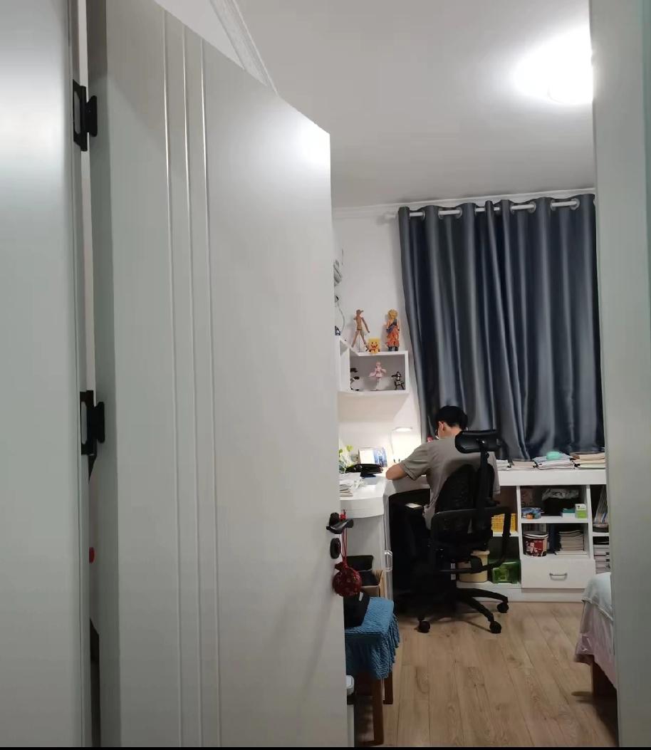 昨天把上高三的儿子按沙发上揍了一顿，巴掌落下去的时候，我手都抖了，气到浑身发颤。