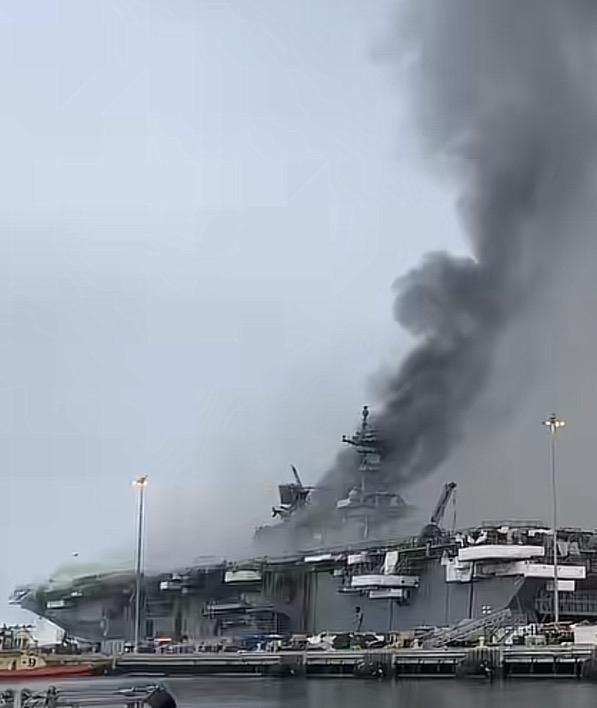 海上救援行动，消防船紧急灭火