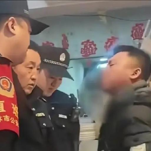 吉林某饭店老板最近遇到个奇葩事：一男子吃完饭不仅不付钱，还梗着脖子耍横！老板好言