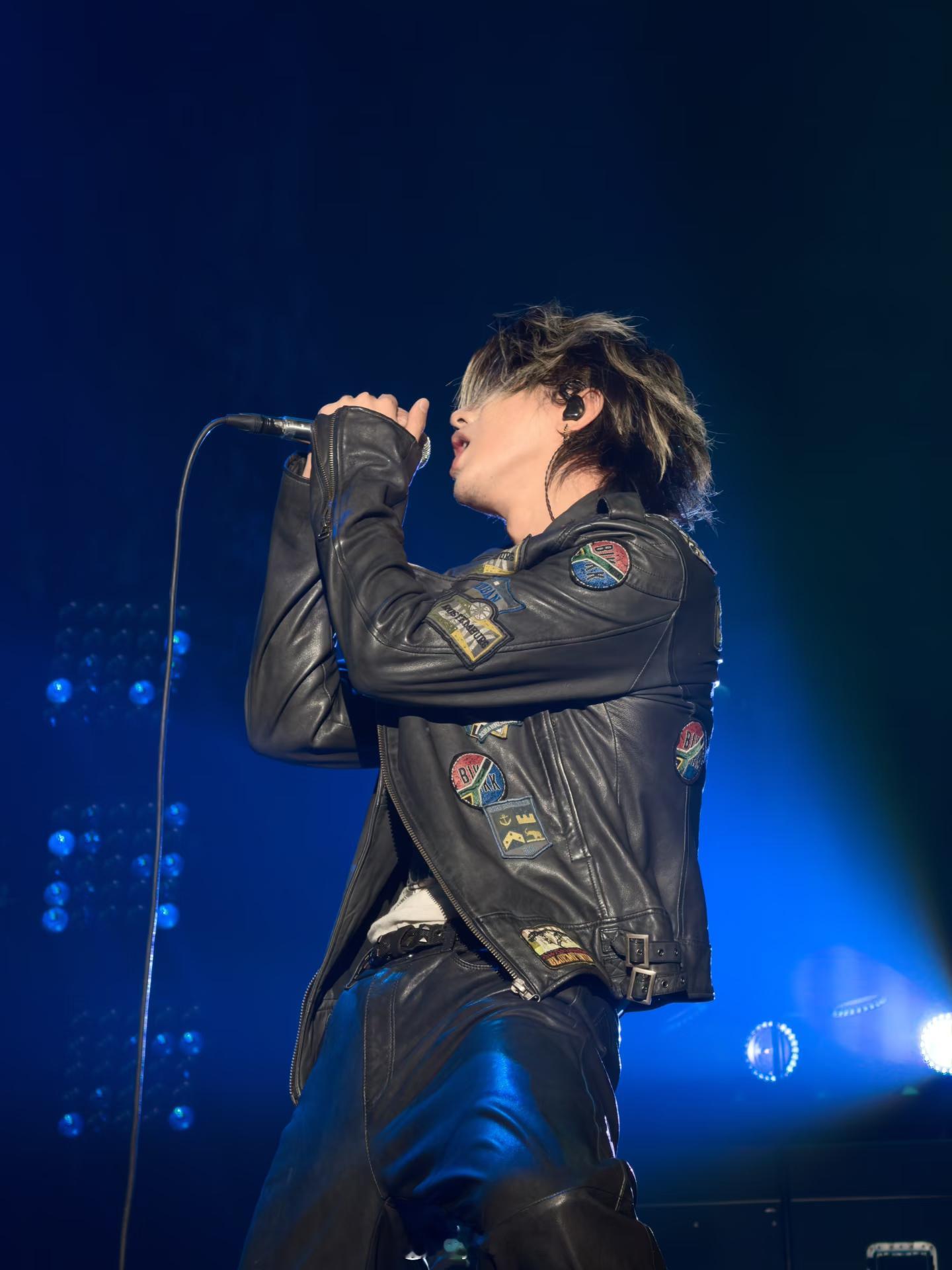 谁教蔡徐坤这样穿衣服的蔡徐坤的审美也太好了，衣品在线“半露不露”的性感张力，舞台