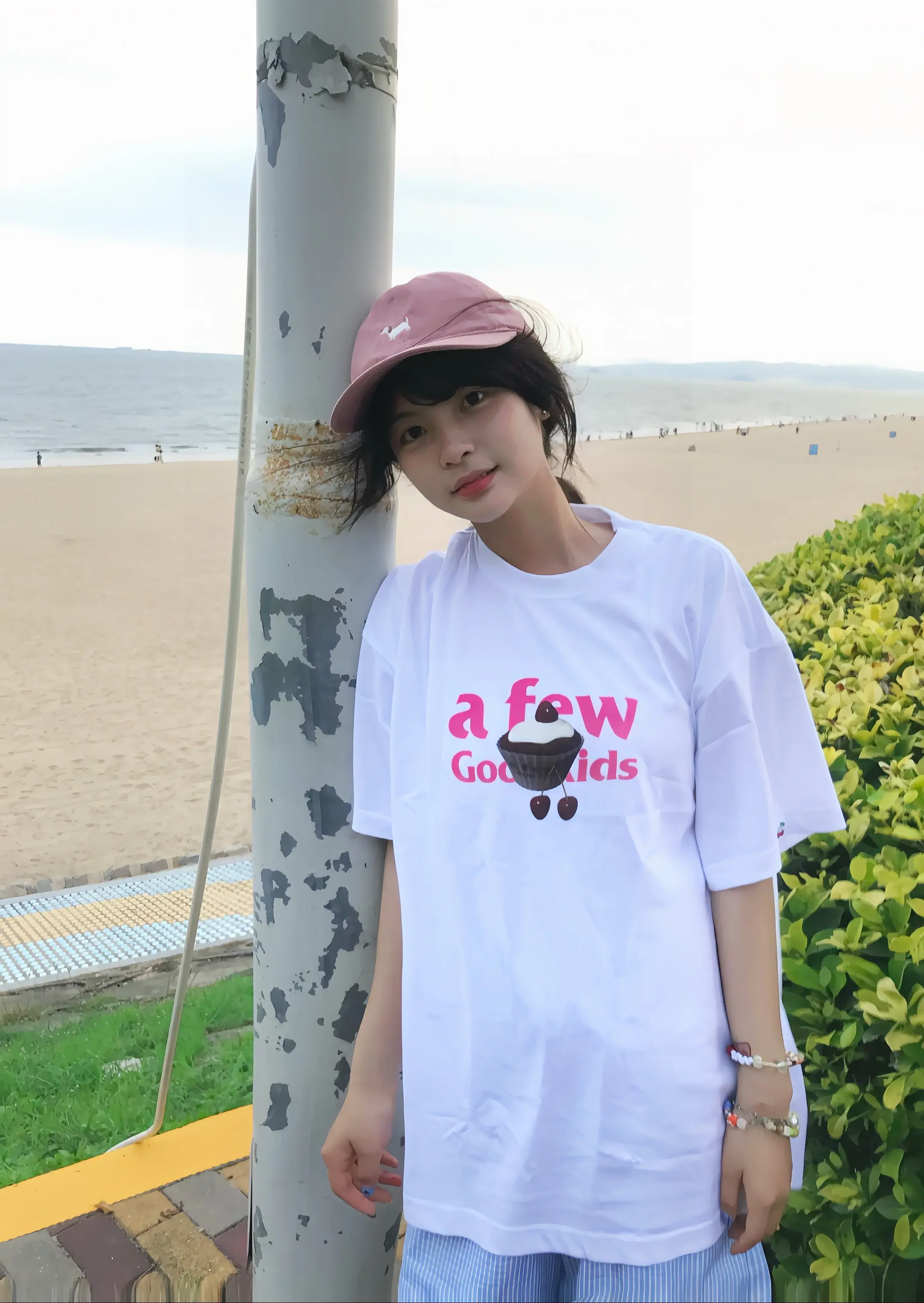 我总喜欢在路边倚靠点什么 电线杆 柱子 广告牌 某一天我不经意发现 这...