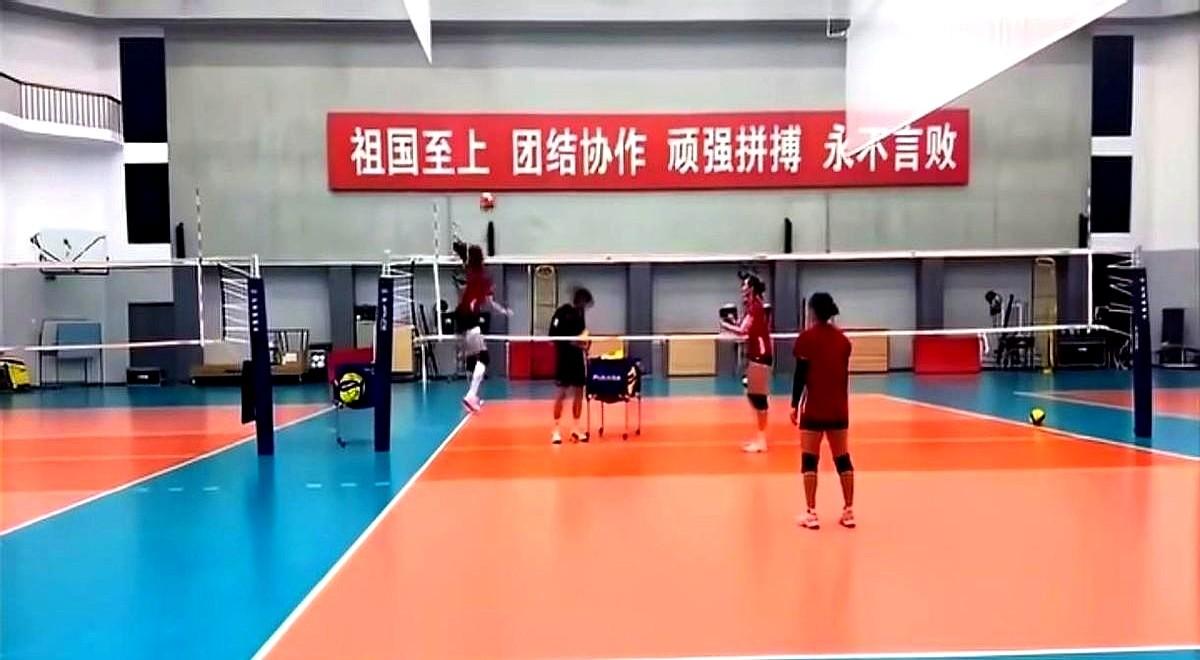 李盈莹这记扣球，甚至都不标准，我却眼眶发热。

球轻轻按过网，没得分，没力量，像