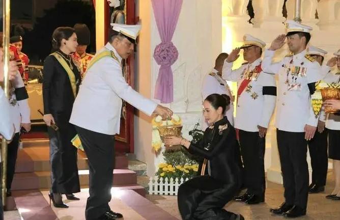 泰国王后苏提达与泰国总理夫人苏帕南同场斗艳，两位美女颜值身材气质都是绝佳，同穿黑