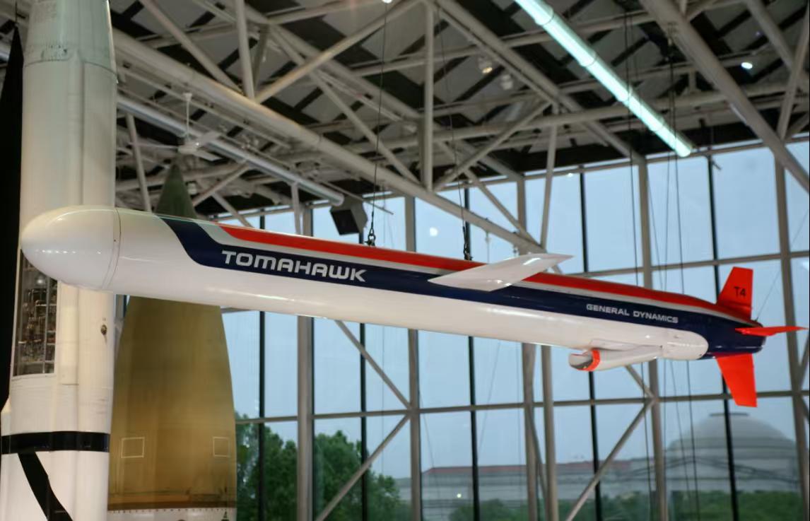 战斧与铁炮仗

军工厂里，老约翰盯着流水线上的导弹直叹气：“这战斧啊，金贵得像绣