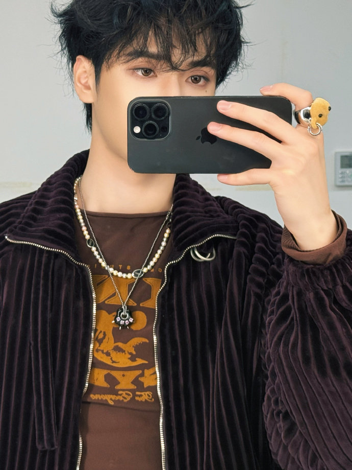严浩翔泪痣小烟熏严浩翔美拉德猫爪项链look 严浩翔泪痣小烟熏，再搭配美拉德lo