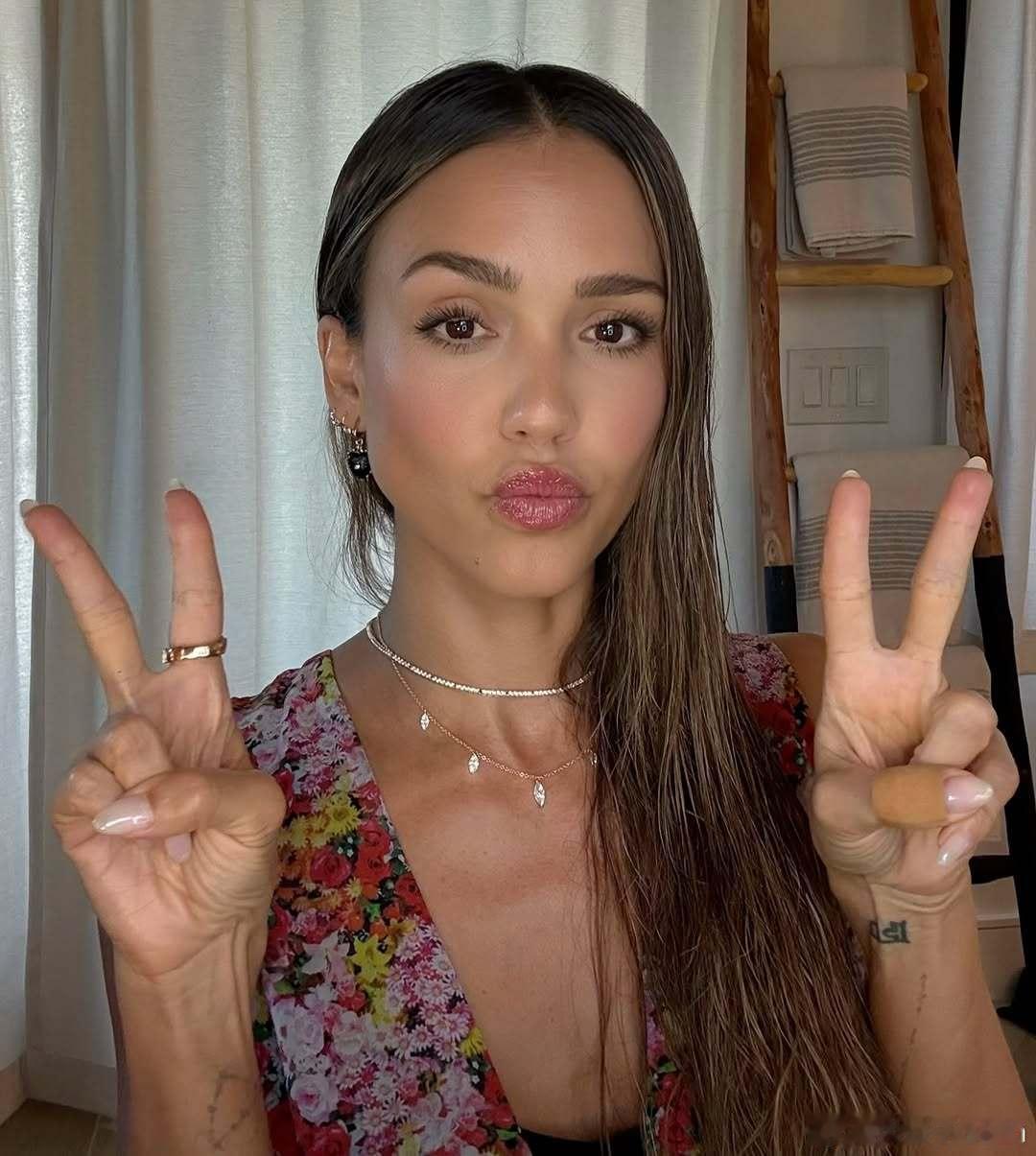 Jessica alba杰西卡阿尔芭分享尽弃生活的私照，继续过着丰富多彩的生活 