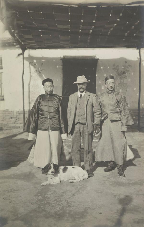 骆克哈特曾任英租威海卫行政长官，在华期间醉心收藏中国古物与艺术品，并与中国各界名