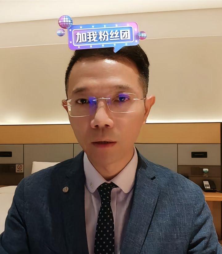 李律今天晚上在酒店直播，直播间将近3千人！
李律今天晚上就比较淡定了，
终于一块