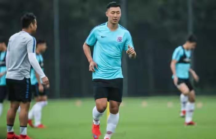 成都蓉城完成中卫续约，国脚级球员李扬正式留队。他曾担任国奥队长，具备留洋经历，近