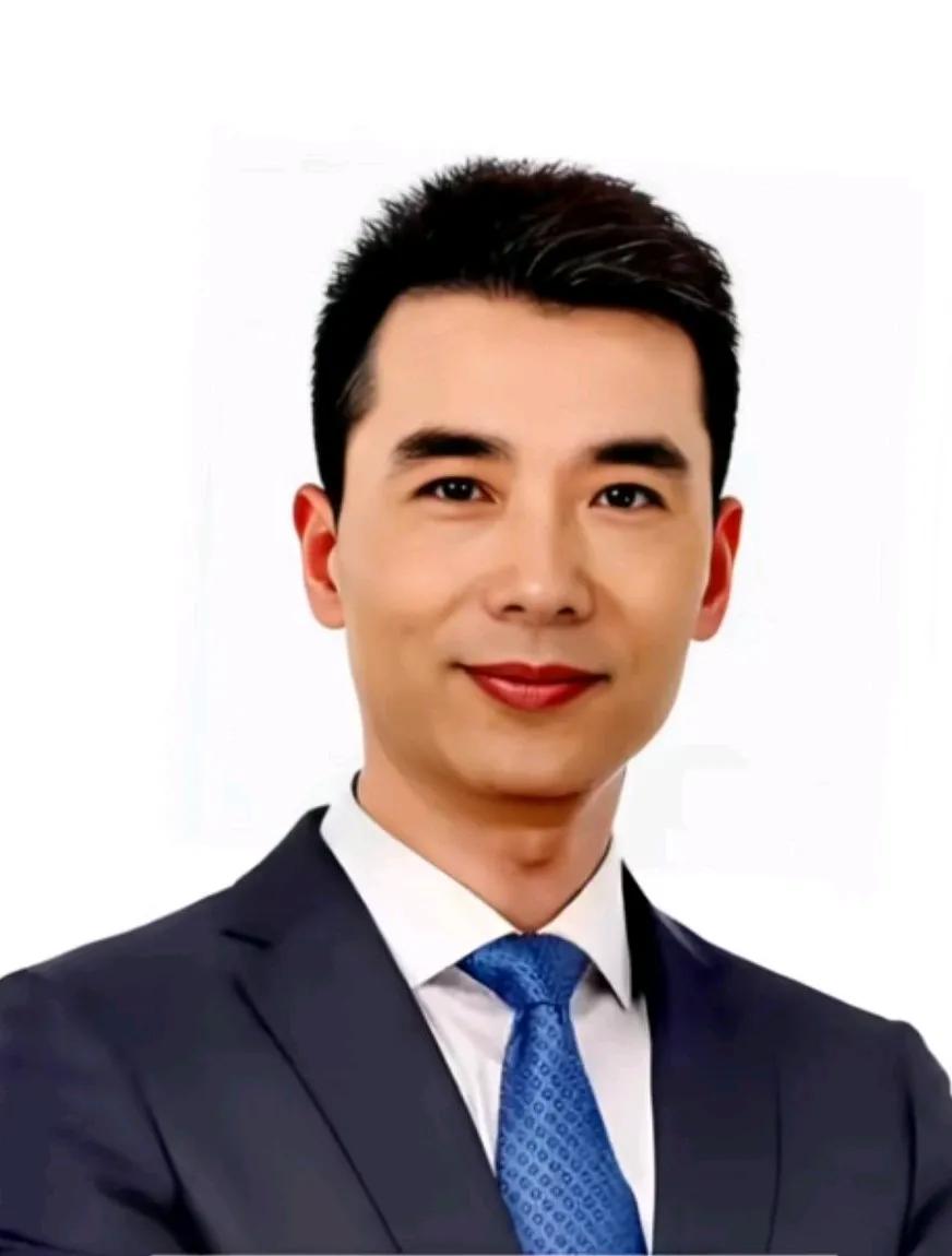 他是央视最帅的主持人，如果央视要评选最帅的主持人，一定是非他莫属，尽管央视有很多